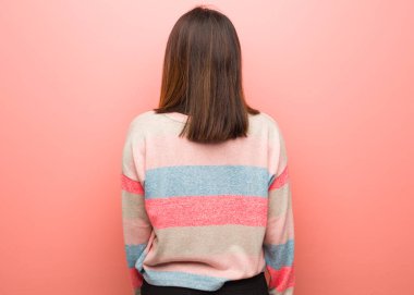 Arkasından, geriye dönüp baktığımda genç Sevimli Kadın