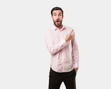 Yakışıklı delikanlı tarafına işaret