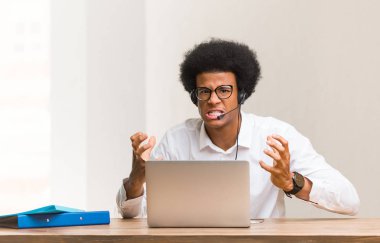 Genç telemarketer siyah adam öfkeli ve üzgün