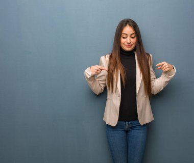 Genç iş kadını aşağı dönük