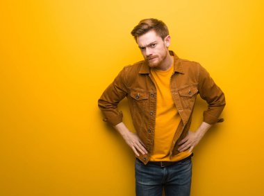 Genç Redhead adam çok kızgın birini azarlamak