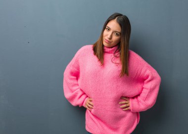 Genç modern kadın çok kızgın birini azarlamak