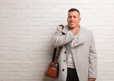 Genç Latin iş adam öksürük, hasta nedeniyle bir virüs veya enfeksiyon