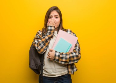 Genç öğrenci kadın çok korkuyor ve gizli korkuyor