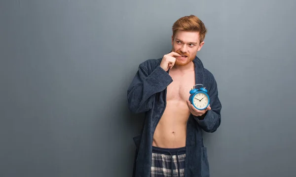 Jeune Homme Rousse Pyjama Détendu Penser Quelque Chose Qui Regarde — Photo