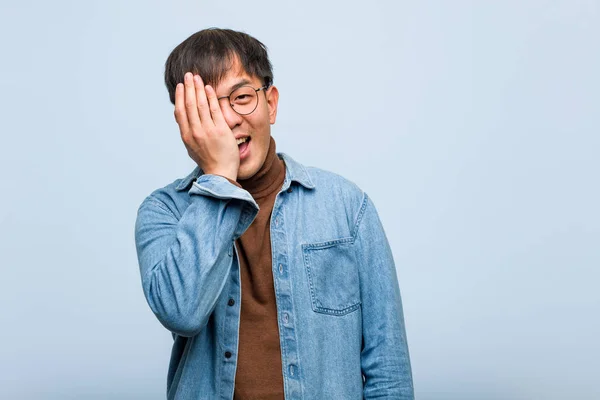 Молодой Китаец Кричит Счастливым Закрывающим Лицо Рукой — стоковое фото