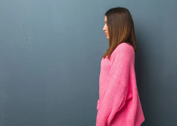 Jonge Moderne Vrouw Aan Kant Zoek Naar Front — Stockfoto