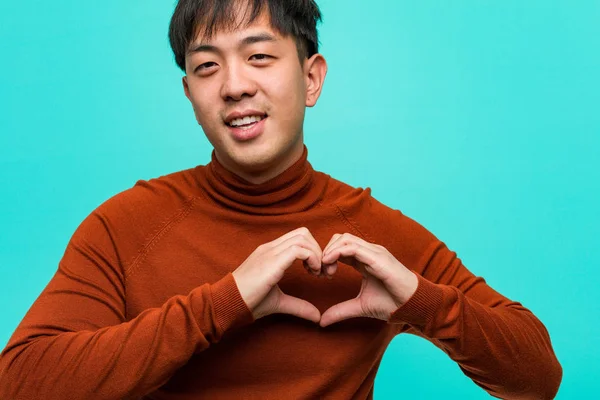 Joven Hombre Chino Haciendo Una Forma Corazón Con Las Manos — Foto de Stock