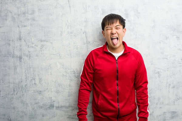 Junge Sport Fitness Chinesisch Witzig Und Freundlich Zunge Zeigend — Stockfoto