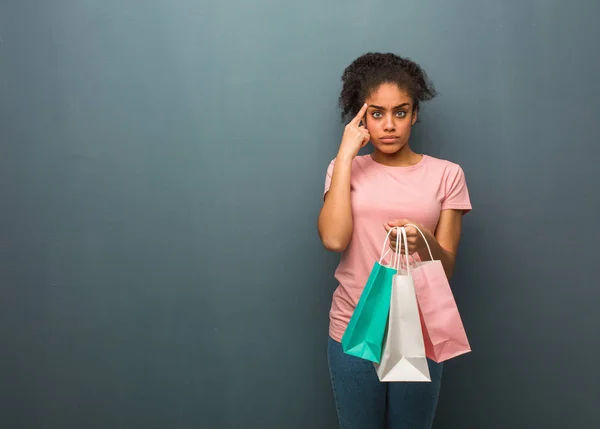 Genç Siyah Kadın Konsantrasyon Hareketi Yapıyor Bir Alışveriş Çantaları Tutuyor — Stok fotoğraf