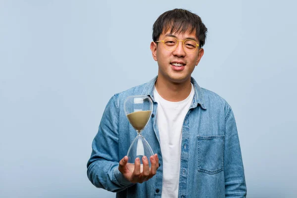 Ung Kinesisk Man Som Håller Sand Timer Glad Med Ett — Stockfoto