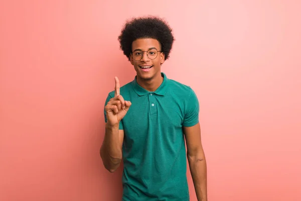 Jovem Afro Americano Sobre Uma Parede Cor Rosa Mostrando Número — Fotografia de Stock