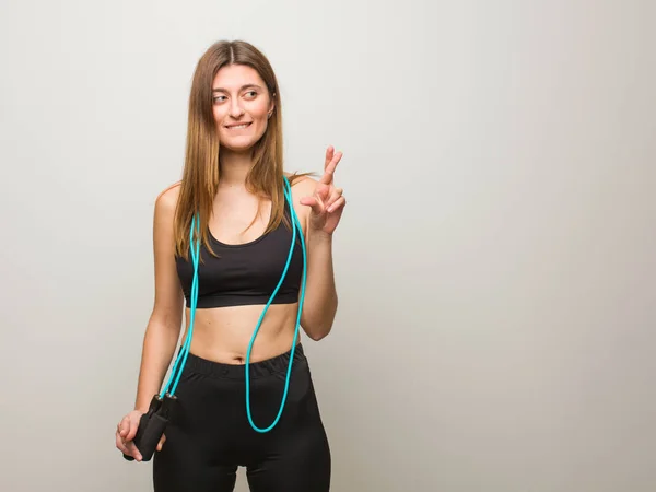 Genç Fitness Rus Kadın Şans Için Parmaklar Geçiş Bir Atlama — Stok fotoğraf