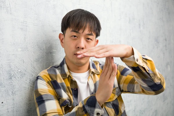 Genç Çinli Adam Yüz Çekim Bir Zaman Aşımı Jest Yapıyor — Stok fotoğraf