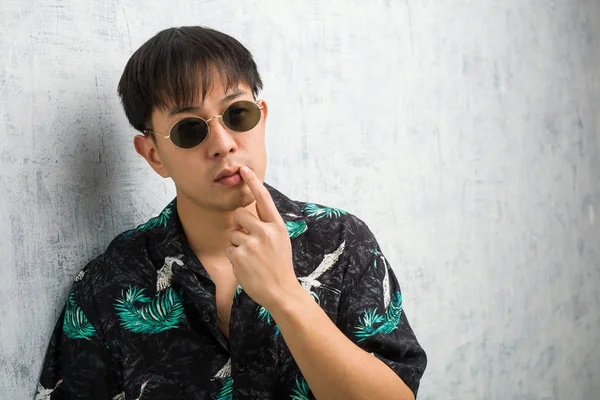 夏の服を着た若い中国人男性が疑うと混乱 — ストック写真