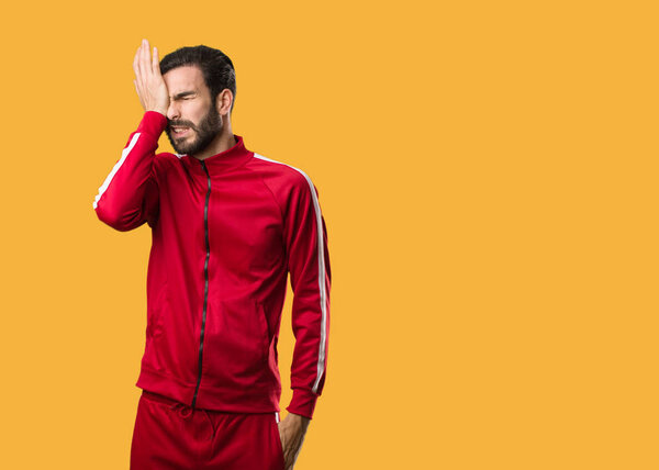 Молодой спортсмен забывчив, осознает кое-что
