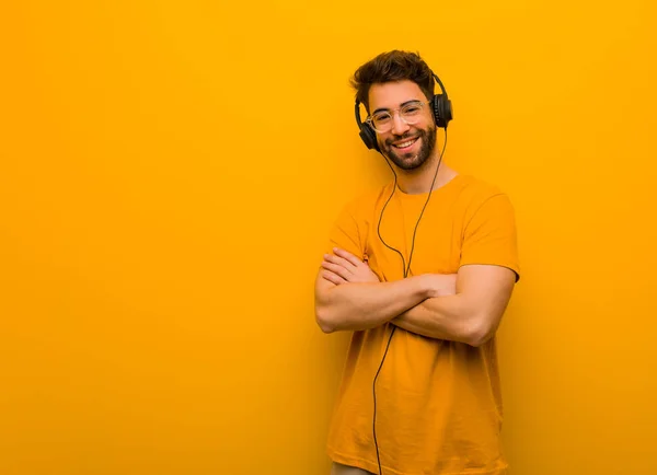 Giovane Uomo Che Ascolta Musica Incrociare Braccia Sorridente Rilassato — Foto Stock