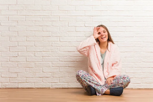 Mujer Joven Usando Pijama Confiado Haciendo Buen Gesto Ojo —  Fotos de Stock