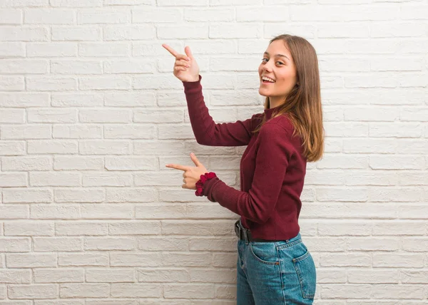 Jeune Femme Cool Sur Mur Briques Pointant Vers Côté Avec — Photo