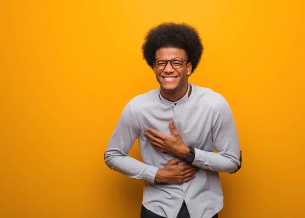 Jovem Homem Afro Americano Sobre Uma Parede Laranja Rindo Divertindo — Fotografia de Stock