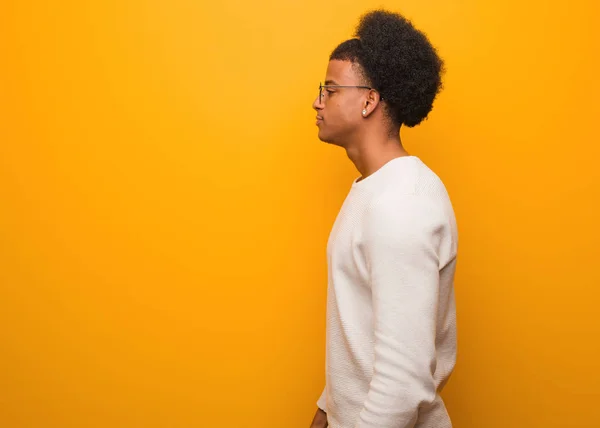 Mladý Afričan Americký Muž Přes Oranžovou Zeď Straně Která Hledí — Stock fotografie