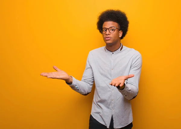 Young African American Man Orange Wall Confused Doubtful — Stock Photo, Image