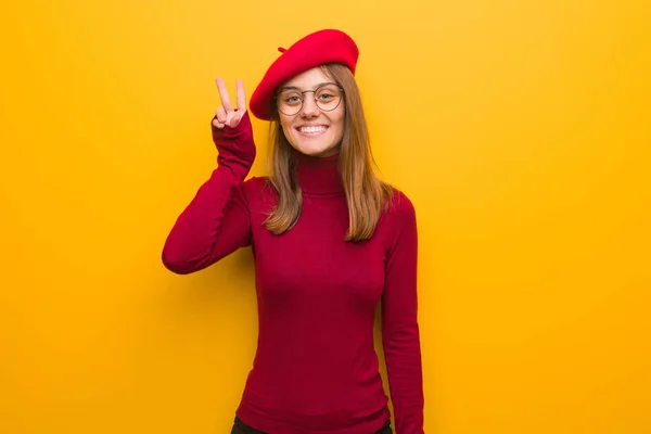 Joven Artista Francesa Mujer Divertida Feliz Haciendo Gesto Victoria —  Fotos de Stock