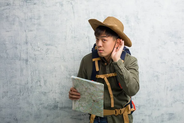 Jovem Explorador Chinês Homem Segurando Mapa Tentar Ouvir Uma Fofoca — Fotografia de Stock