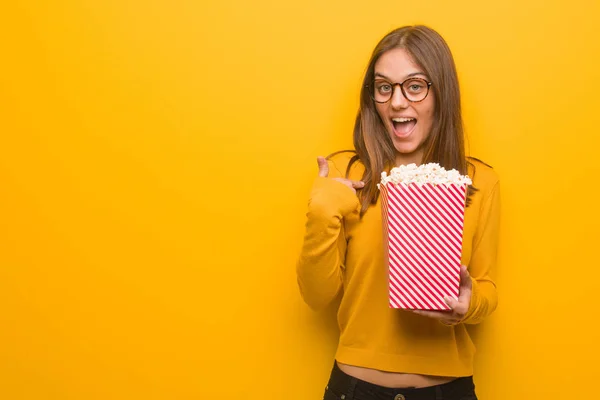 Jonge Mooie Kaukasische Vrouw Verrast Voelt Zich Succesvol Welvarend Eet — Stockfoto