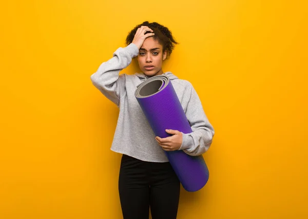 Young Fitness Black Woman Tired Very Sleepy Holding Mat — Stock Photo, Image