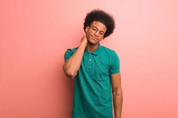 Молодий Афроамериканець Людини Над Рожевою Стіною Страждання Шиї Біль — стокове фото