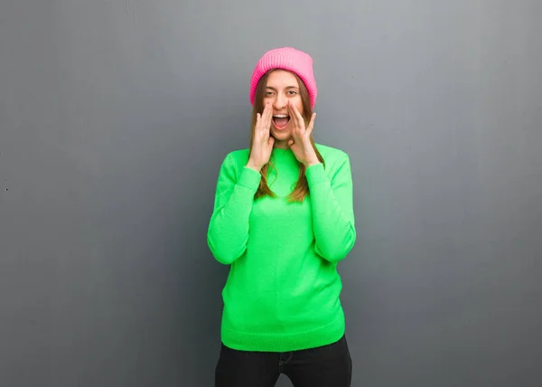 Jovem Menina Russa Natural Gritando Algo Feliz Para Frente — Fotografia de Stock