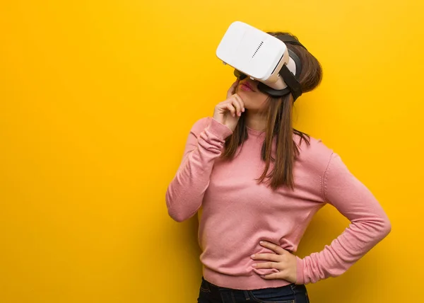 Jovem Mulher Bonito Vestindo Uma Realidade Virtual Googles Duvidar Confuso — Fotografia de Stock