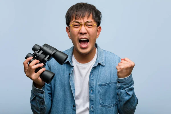 Jovem Chinês Segurando Binóculos Surpreso Chocado — Fotografia de Stock