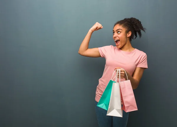 Jovem Negra Que Não Rende Ela Está Segurando Sacos Compras — Fotografia de Stock