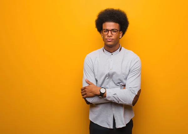 Jovem Afro Americano Sobre Uma Parede Laranja Cruzando Braços Relaxado — Fotografia de Stock