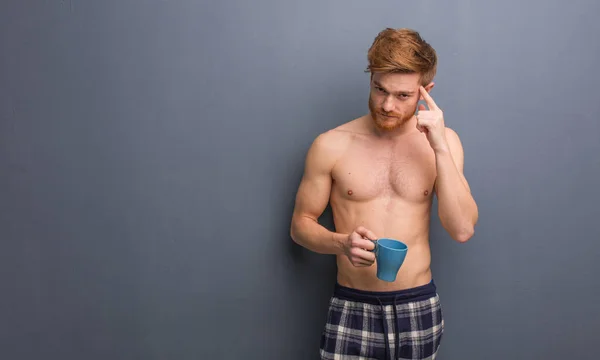 Jeune Rousse Torse Qui Pense Une Idée Tient Une Tasse — Photo