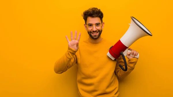 Ung Man Som Innehar Megafon Som Visar Nummer Fyra — Stockfoto