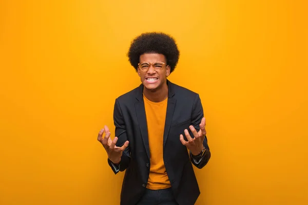 Jovem Empresário Afro Americano Homem Sobre Uma Parede Laranja Irritado — Fotografia de Stock