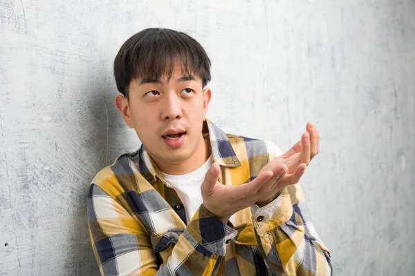 Ung Kinesisk Man Ansikte Närbild Hålla Något Med Händerna — Stockfoto
