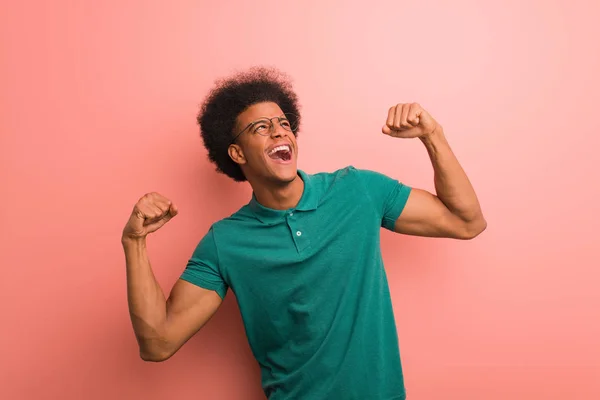 Jonge Afro Amerikaanse Man Een Roze Muur Die Niet Overgeven — Stockfoto
