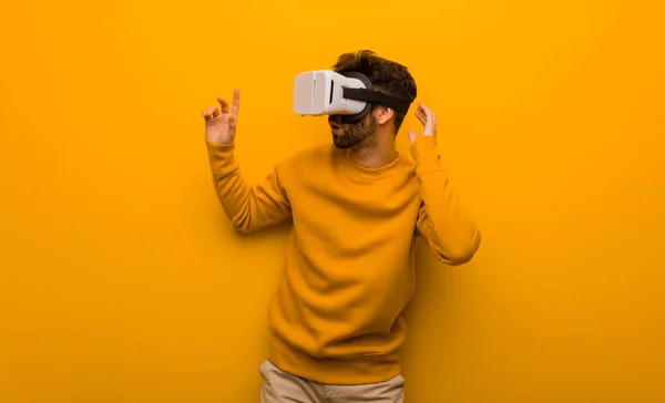 Joven con gafas de realidad virtual —  Fotos de Stock