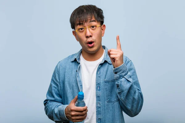 Junger Chinesischer Mann Mit Einer Wasserflasche Die Eine Großartige Idee — Stockfoto