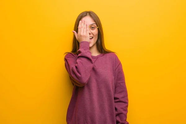 Genç Casual Kadın Mutlu Bağırıyor Elle Yüz Kapsayan — Stok fotoğraf