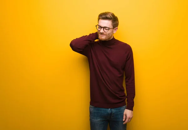 Jovem Homem Inteligente Sofrendo Dor Pescoço — Fotografia de Stock