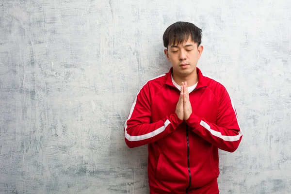 Jovem Esporte Fitness Chinês Rezando Muito Feliz Confiante — Fotografia de Stock