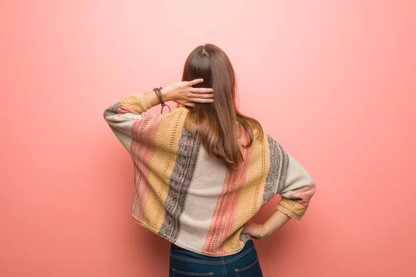 Jonge Hippie Vrouw Roze Achtergrond Van Achter Denken Iets — Stockfoto