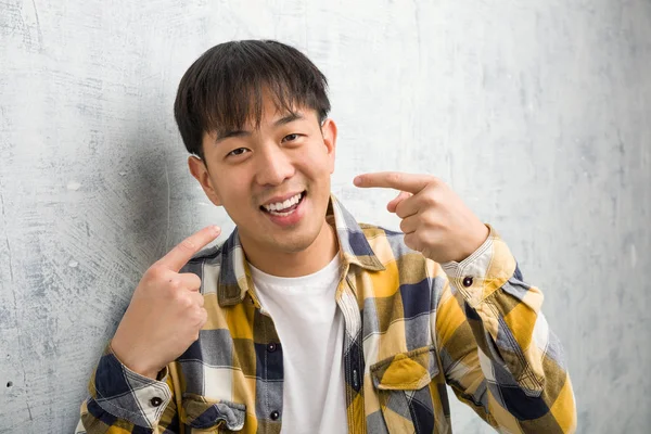 Młody Chiński Człowiek Twarz Zbliżenie Uśmiechy Wskazując Usta — Zdjęcie stockowe