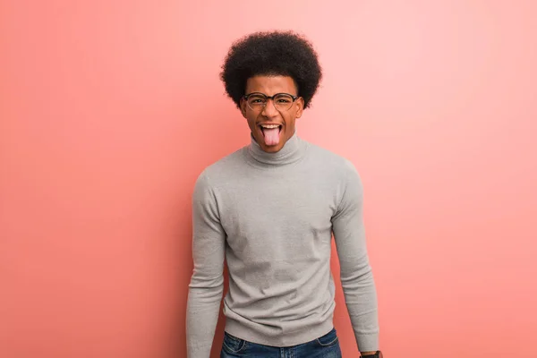 Joven Afroamericano Hombre Sobre Una Pared Rosa Divertido Amigable Mostrando — Foto de Stock