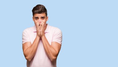 Genç yakışıklı adam çok korkmuş ve korkmuş gizli